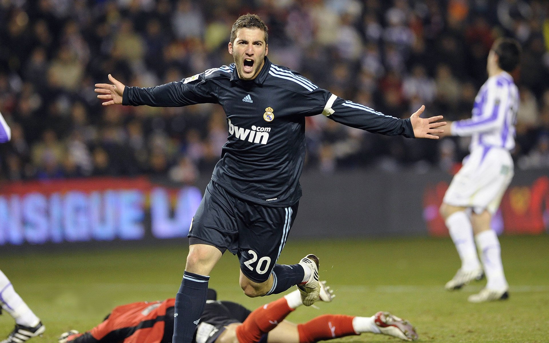 邵佳一深入考察国脚状态，拜合拉木或再获征召，汪士钦个性表现引关注